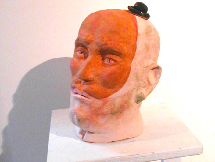 Alec a la grosse tete et un petit chapeau