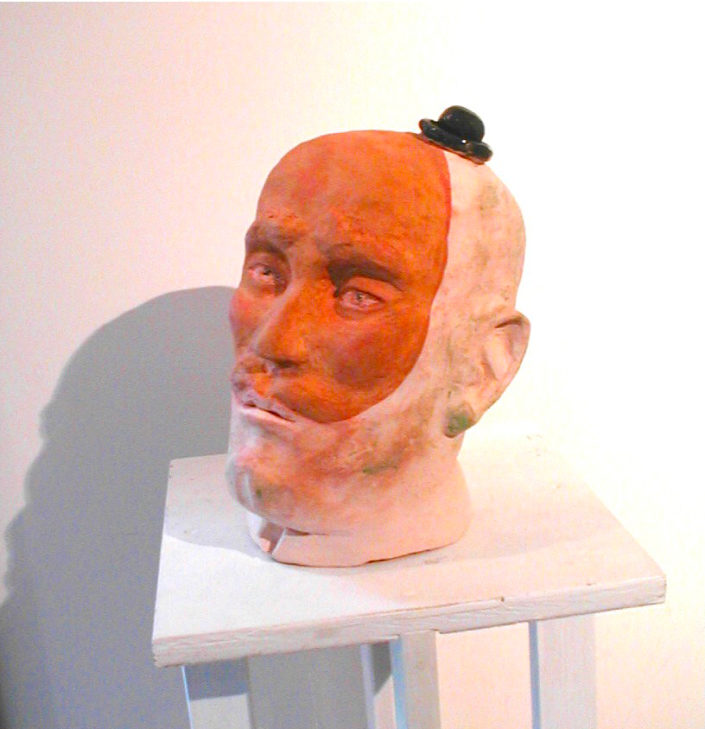 Alec a la grosse tete et un petit chapeau